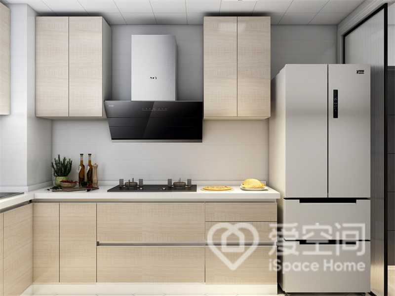 原木橱柜搭配白色操作台，彰显出空间的现代质感，将冰箱放置在右侧空间，日常操作更加舒适。