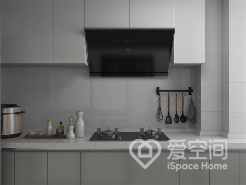 厨房空间中浅灰色与白色碰撞，形成了舒适的视觉印象，一字型橱柜动线布局，烹饪效率更高。