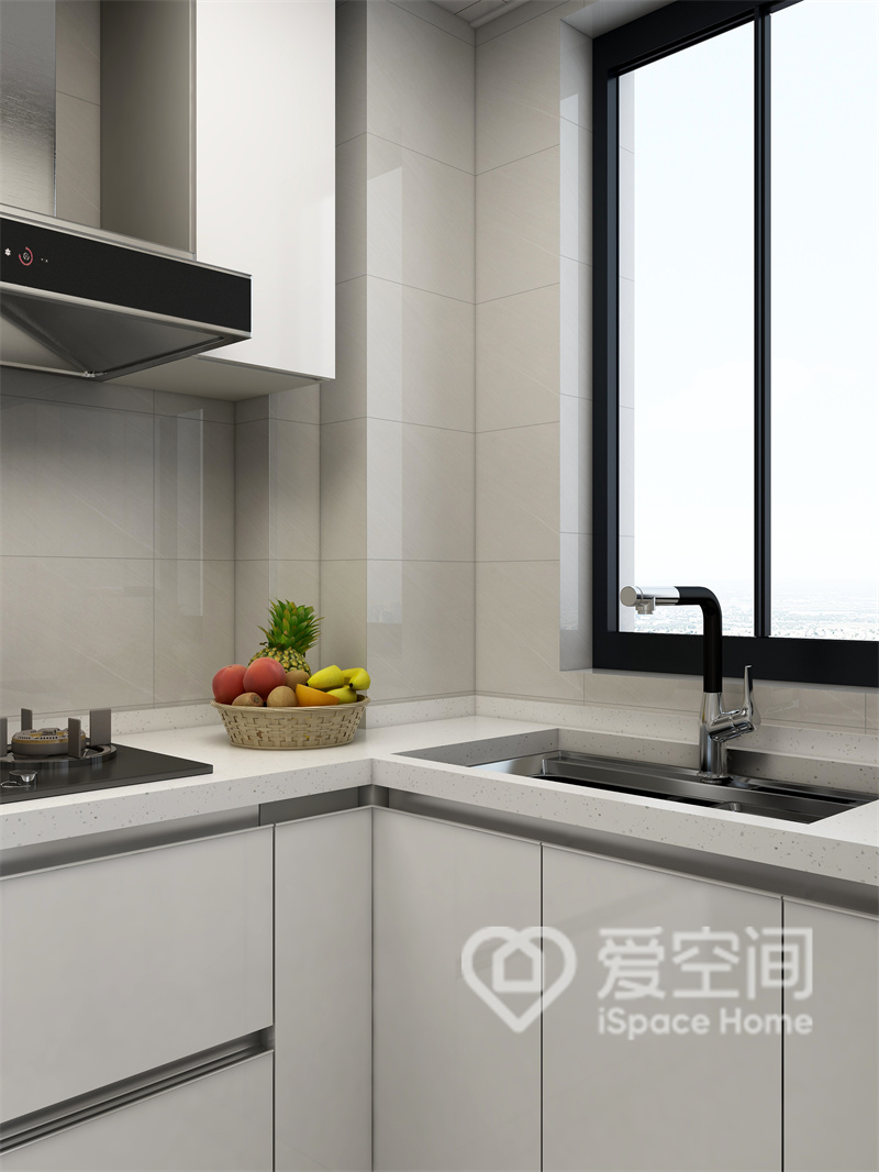 厨房选用米白色为背景墙，白色橱柜简约中透露着温馨，使整个烹饪环境变得更加安静沉稳。