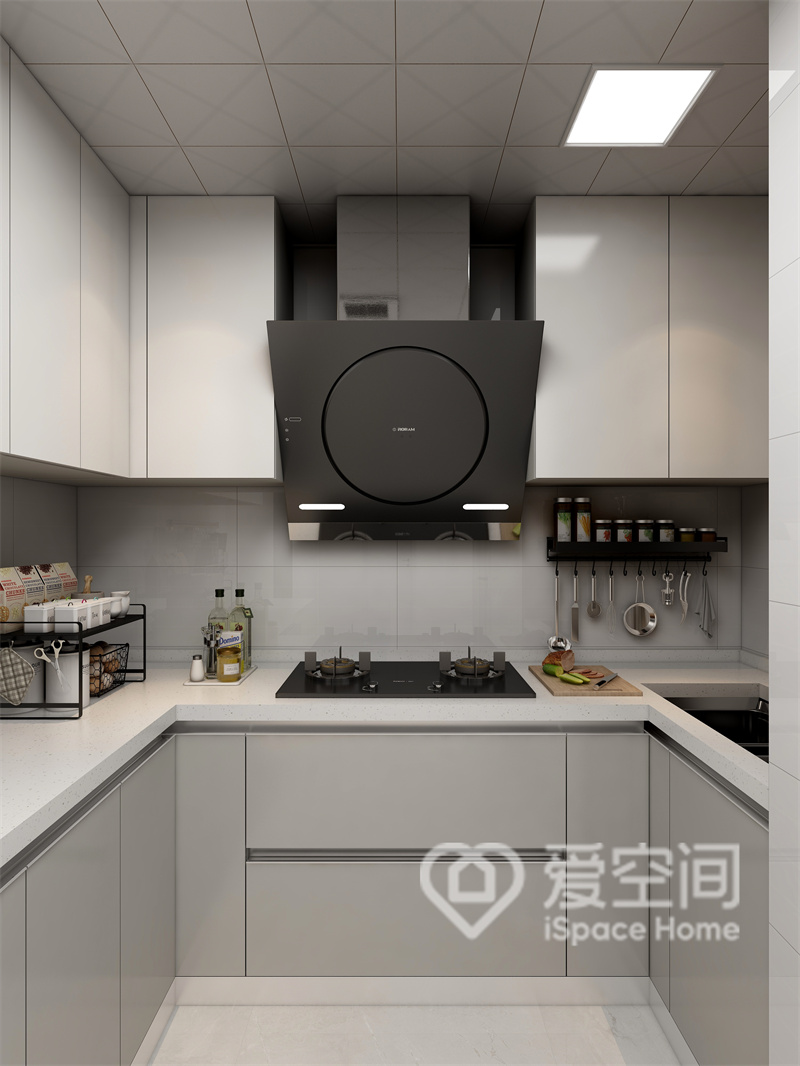厨房空间U型布局，洗、切、炒空间划分明确清晰，为业主提供了一个足够宽敞的活动空间。