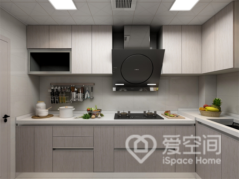 厨房面积不大，合理的动线提高了烹饪效率，浅色木质橱柜简约精致，为厨房增加了现代质感。
