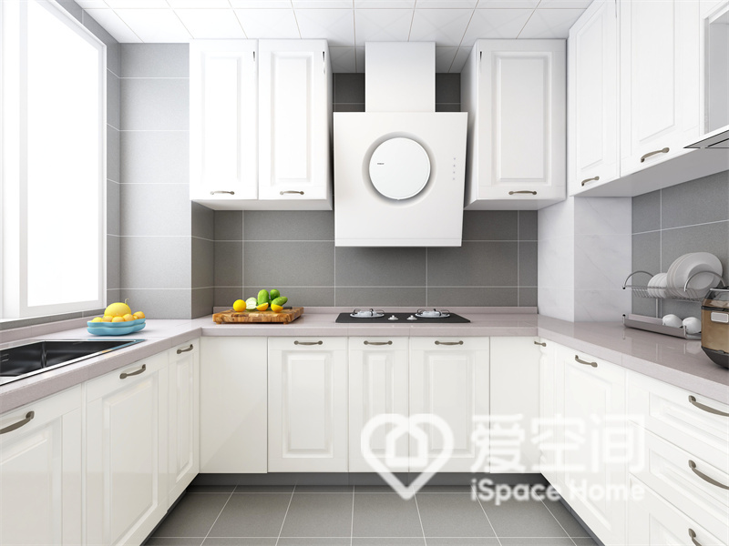 白色厨房令房间通透敞亮，视觉效果非常好，设计师选择了白色和灰色搭配，呈现出干净简洁的室内氛围。