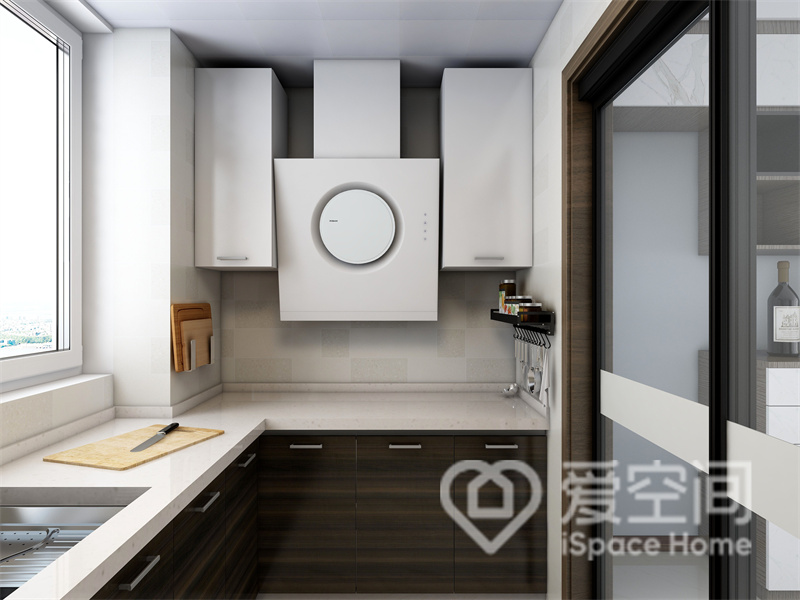 设计师利用了厨房结构设计出L型动线，白色与木色搭配令空间变得更加宽阔通透，营造出别样的温馨氛围。