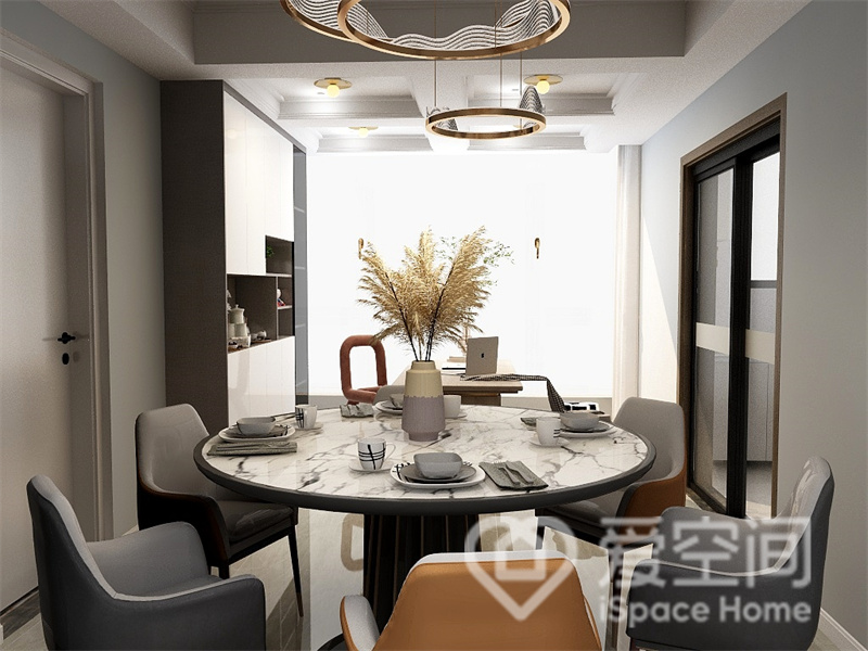 餐厅以白色为空间基调，灰色餐椅与空间形成鲜明对比，在灯具和软装的装饰下整体显得精致舒适。