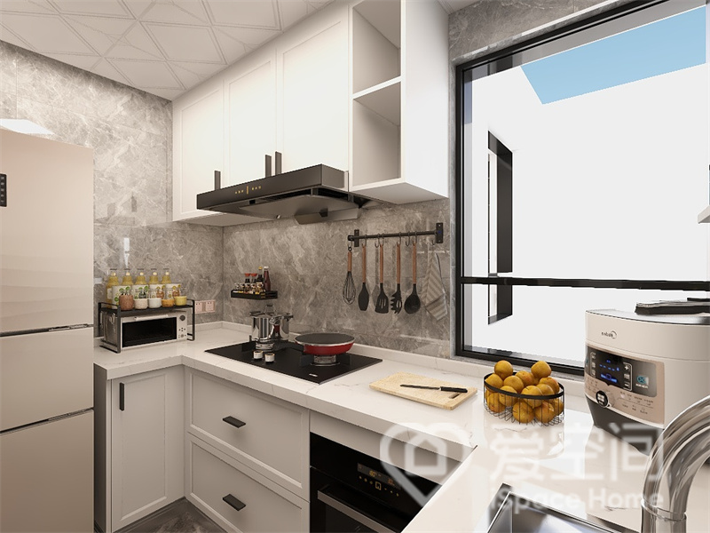厨房设计注重功能性，白色橱柜与吊柜呈现出极致简约的视觉观感，整体显得低调而沉稳。