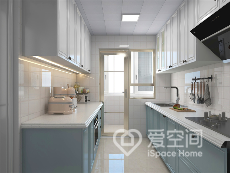 厨房空间由设计师精心设计，白色吊柜与蓝色橱柜展现出温馨浪漫的现代风情，塑造出别致的烹饪环境。