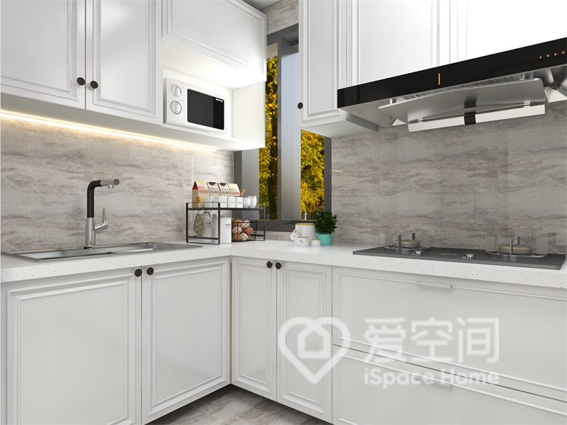 设计师利用良好的空间布局，以L型定制橱柜填充厨房，白色调拓宽了空间的视觉观感，令空间显得更大。