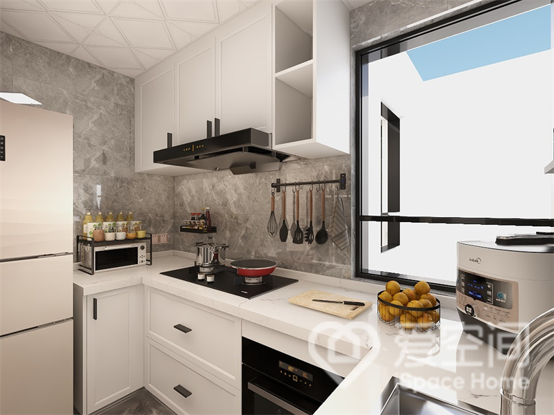 厨房空间不算太大，白色橱柜U型摆放其中，在提供舒适放松的环境同时，也令日常烹饪变得更加高效。