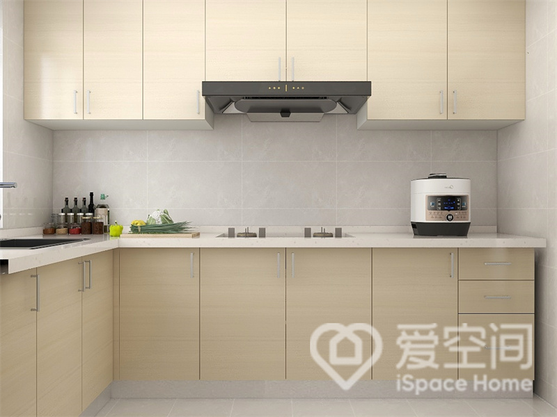 厨房以简练的手法将空间的静谧与温馨塑造得恰到好处，原木橱柜充分展现出生活秩序感。