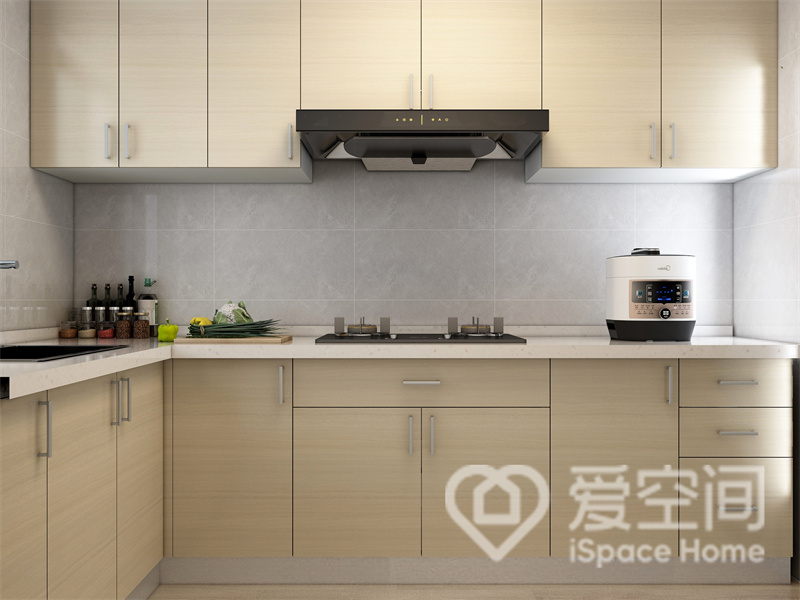 厨房L型布局，满足多人用时烹饪的生活需求，吊柜与地柜配色一直，提升了空间的舒适感受。