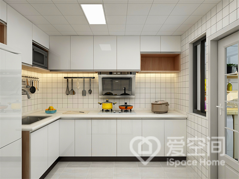 厨房背景以白色方砖铺贴，营造出干净纯粹的空间氛围，灯带的融入提升了局部的明亮感。