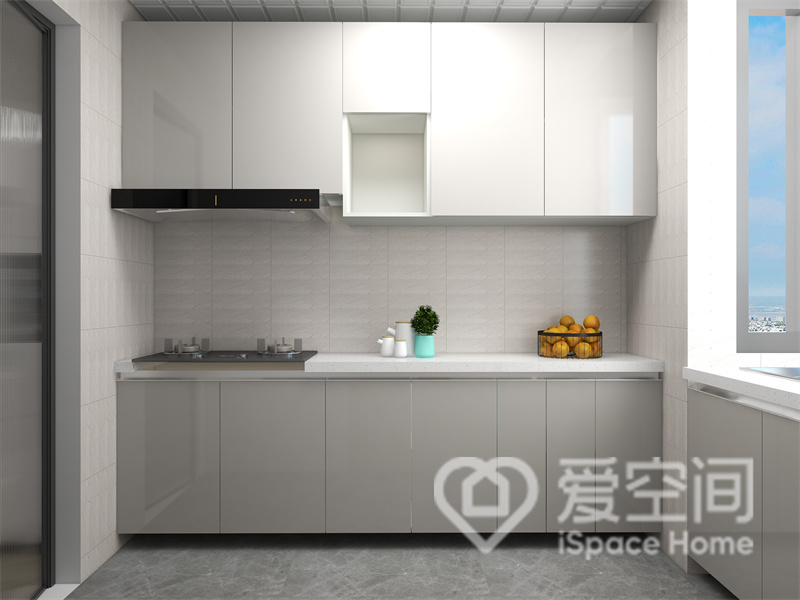 整个厨房空间最吸引人瞩目的嵌入式电器，定制的米白色橱柜观赏性十足，电器嵌入橱柜中保持了立面的干净。