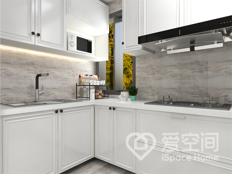 厨房中，白色橱柜造型颇具设计感，中部铺贴米色砖面，令空间看起来简洁而高雅，舒适感强。