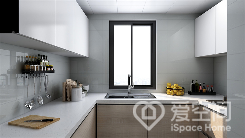 白色与米色的柜面奠定了厨房干净纯粹的氛围，色调上和谐舒展，呈现出宁静舒服的氛围。