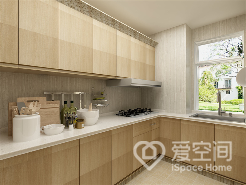 木质橱柜温柔细腻，L型厨房设计将舒适度展现到极致，通过质感的材质也凸显出业主的审美品味。