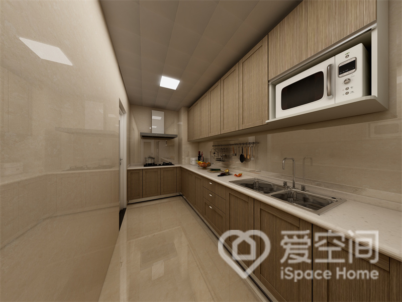厨房空间纵深感强，设计师以流畅的L型动线巧妙布局，烹饪操作舒适，室内的照明设计也十分合理。