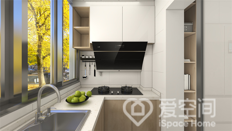 厨房以白色为基础色调，针对性地布置L型橱柜，白色与木色搭配呈现出清新质朴的格调。