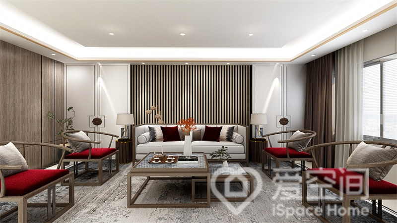 客厅无主灯设计，新中式家具造型简雅，呈现出别具一格的美感，胭脂红软装大气又不失素雅与精致。