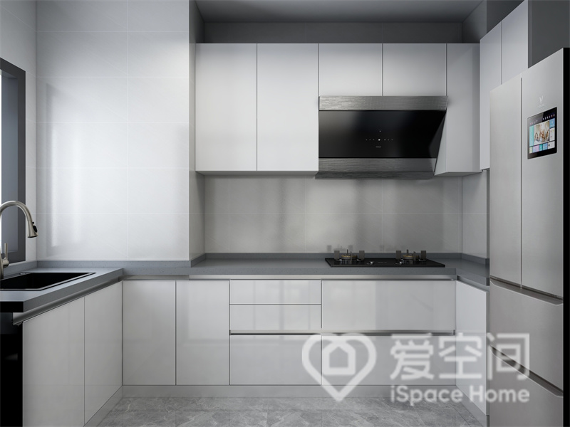 厨房简约无华，白色烤漆材质的橱柜柜面干净整洁，搭配灰色操作台，仿佛能看到岁月的痕迹。