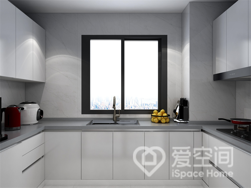 厨房U型布置，白色橱柜精致低调，搭配温和内敛的灰色操作台，使得烹饪空间更具时尚感。