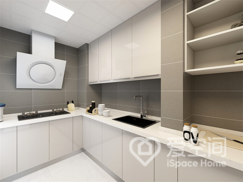 厨房背景特别选用灰色硬包，搭配白色橱柜，优雅端庄，电器嵌入式设计，提升可厨房空间的质感。