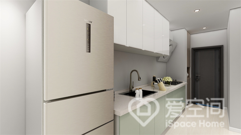 厨房设计回归简约，白色质感的吊柜与薄荷绿橱柜结合，不动声色的勾勒出业主对厨房的所有期待。