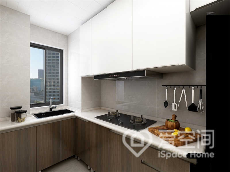 白色吊柜搭配木质橱柜，让厨房空间显得更有格调感，引光入室，为烹饪环境带来别样气质。