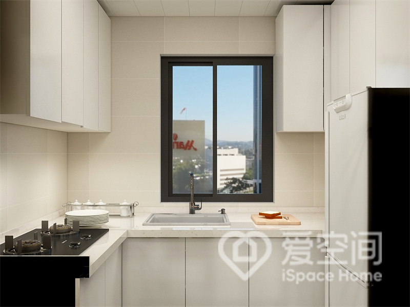 厨房虽然没有开阔的空间尺度，但大面积的白色橱柜释放出优雅与整洁，温馨的氛围不言而喻。