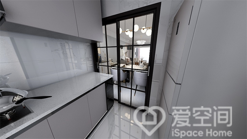 灰白色橱柜令整个厨房空间显得自然而和谐，在冷静的配色氛围中，一字型动线布局提升了烹饪效率。