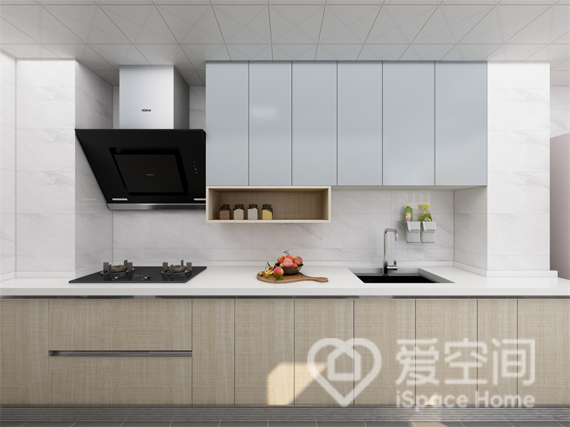 厨房空间自然舒适，淡淡木质纹理和几何线条相互搭配，浓淡相宜，灰色吊柜起到点缀的作用。