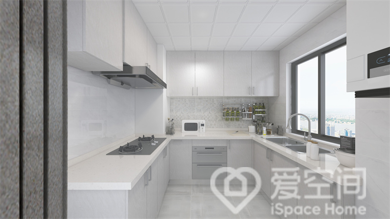 厨房以白调为主，吊柜与橱柜配色和谐统一，整体性强，U行布局令烹饪变得更加高效，也释放出更多行走空间。
