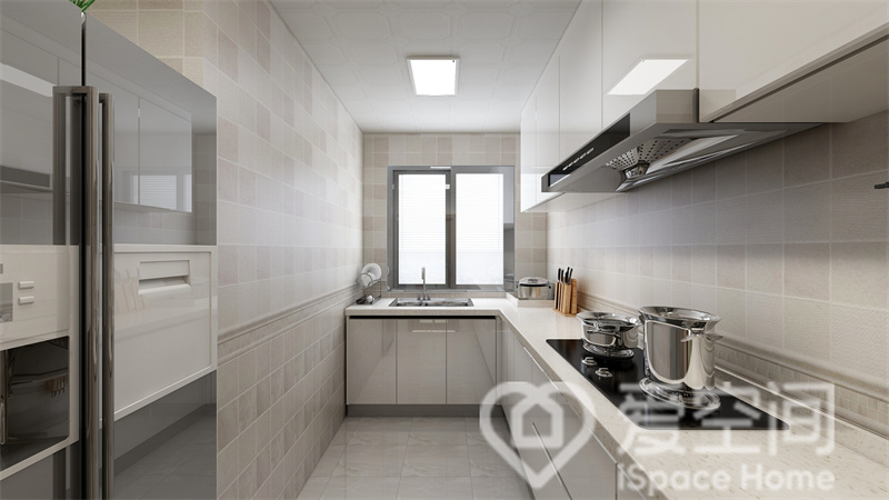 厨房拥有充足的自然光，虽然橱柜使用白色烤漆材质，但在背景的烘托下，视觉效果层次分明。
