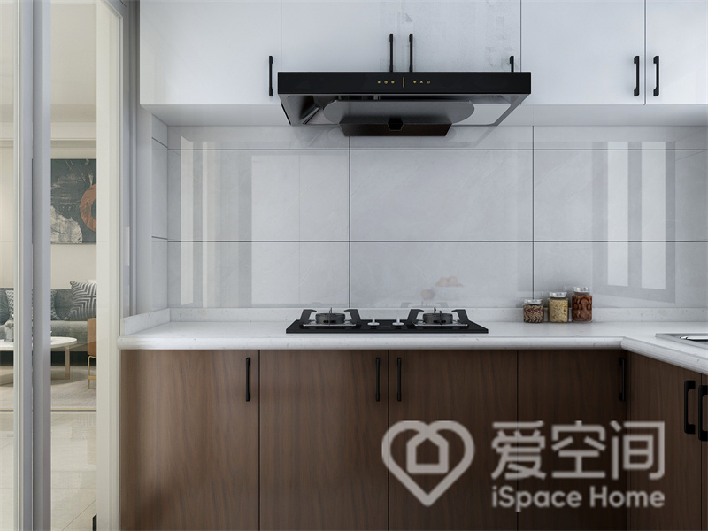 白色吊柜与木质橱柜的搭配下，整个厨房空间充满了现代感，L型动线布局流畅，操作舒适。