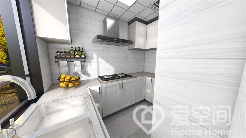 白色调橱柜为厨房空间带来雅致温馨的氛围，U型布局简洁大气，形成一个烹饪轻松的生活空间。