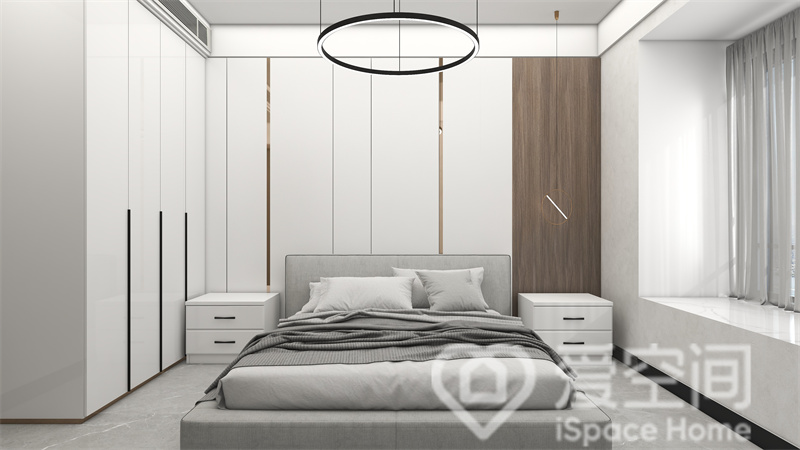 主卧选用白色为底色，隐形衣柜与卧室背景构成和谐统一的立面，在灰色床品的点缀下空间舒雅大气。