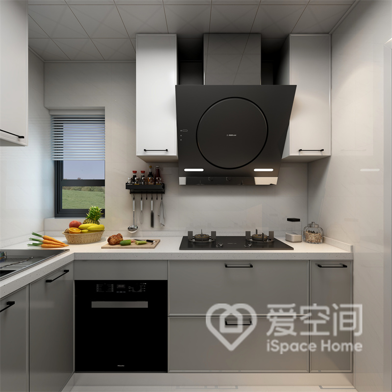 厨房选用L型布局，灰色与白色搭配令整体空间显得优雅大方，电器嵌入柜体设计，保持了立面的整洁。