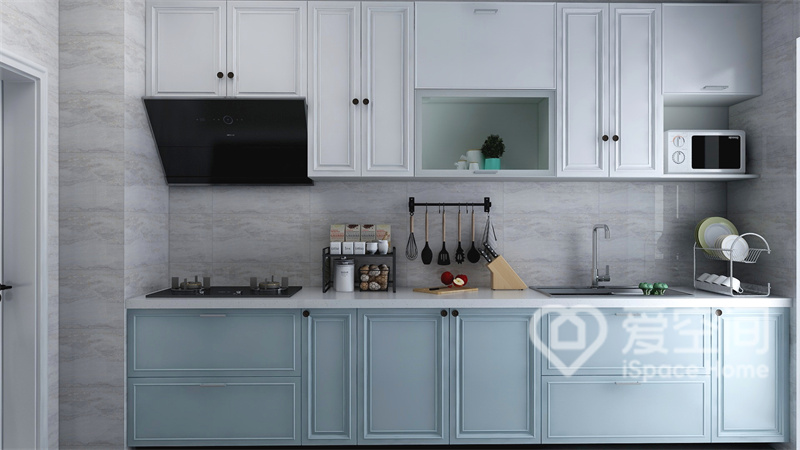 白色与蓝色搭配令厨房看上去分外精致，这样的配色可以提高空间的层次，也能提高烹饪生活的幸福感。