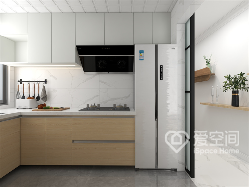 廚房空間利用白色與原木色搭配，不僅進一步拓展了空間的通透性，這樣的配色方案也令空間更加溫馨。