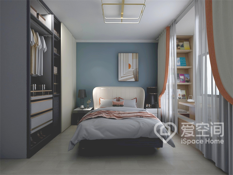 主卧利用蓝色与灰色调搭建出舒适温暖的空间氛围，室内软装都保持了纯粹和简单，整体质感十分温馨。
