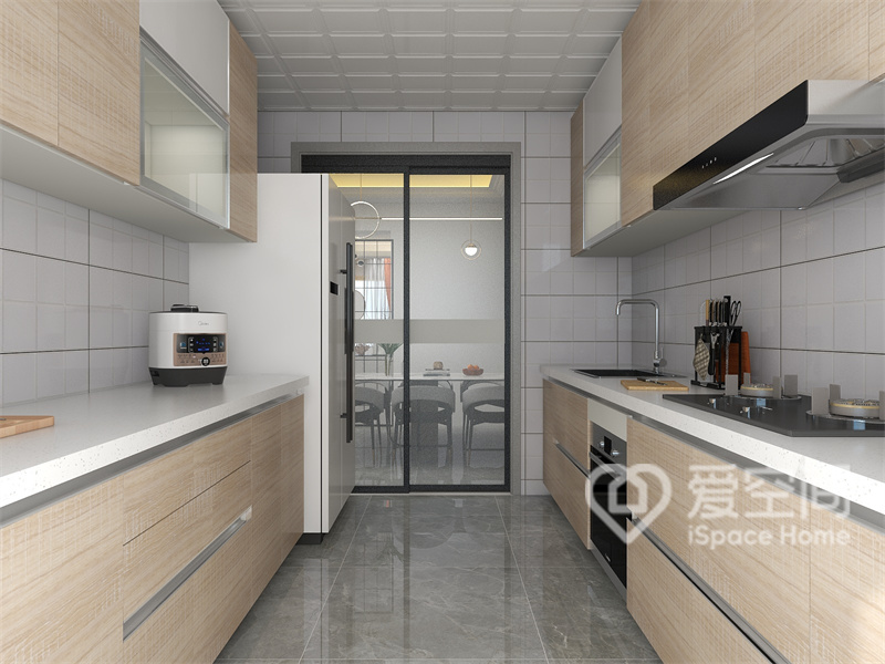 厨房硬装以白色为主调，辅以浪漫的原木橱柜做点缀，将白色操作台作为过渡色，空间充满时尚感。