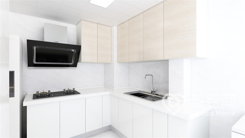厨房空间简洁明快，白色橱柜与木质吊柜搭配，黑色电器嵌入其中，让烹饪区既舒适又高级。