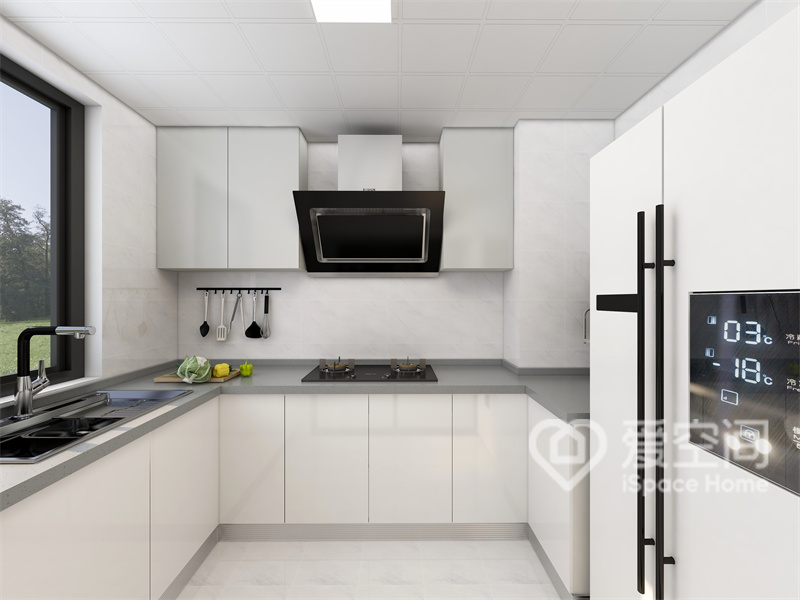 厨房选用U型设计，橱柜采用白色烤漆材质定做，呈现出雅致温婉，优雅大气的烹饪空间。