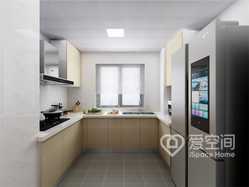 厨房空间的布局合理又舒适，原木调橱柜自带温馨气息，局部预留出冰箱位置，保持了空间的整洁。