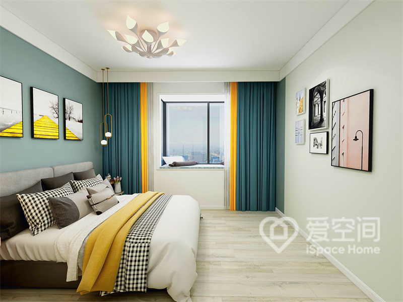 卧室以浅色为主基调，蓝色背景墙带来清新的氛围，窗帘配色充满明亮气息，整个空间充满暖意。