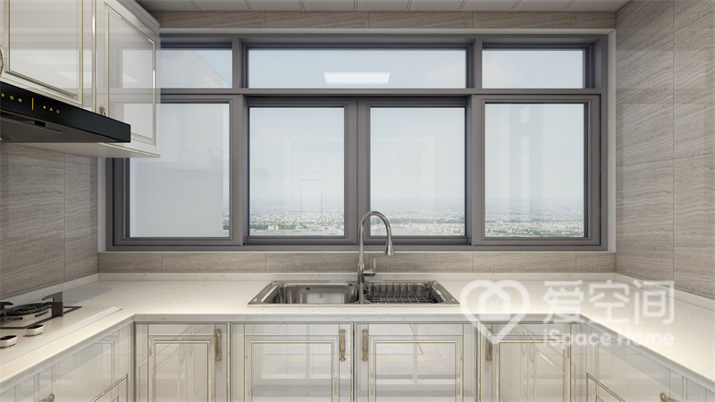 厨房空间以舒适温馨的格调展开设计，橱柜以白色为主色调，选用米色点缀，提升空间层次感。