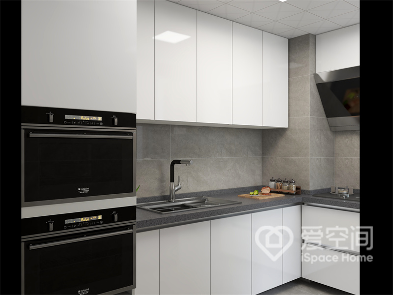 厨房的设计十分从容，白色橱柜搭配灰色操作台，电器采用嵌入式设计，整体显得从容不迫。