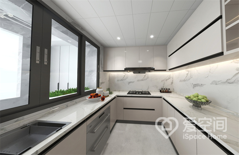 在厨房空间中，设计师利用大面积白色大理石做背景，搭配白色橱柜来表达空间感，整体和谐统一。