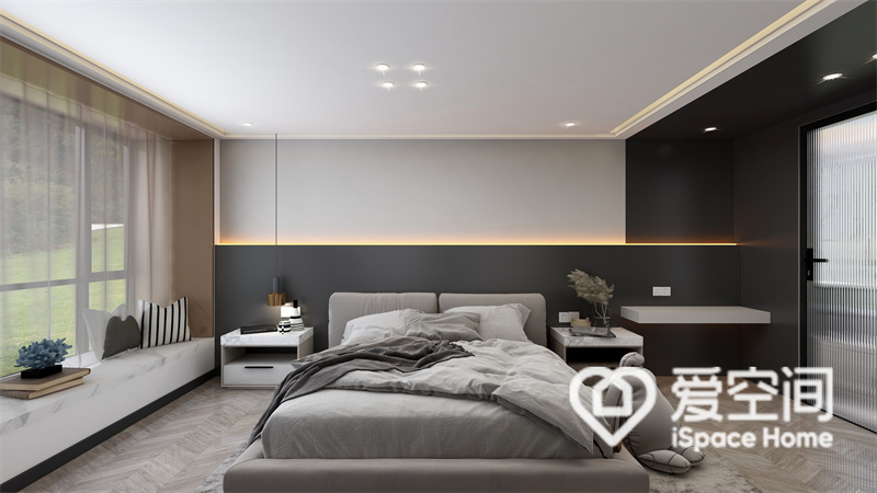 主卧无吊顶设计，中部放置了灰色调的布艺双人床，黑色背景立面成就了卧室空间的精致氛围。