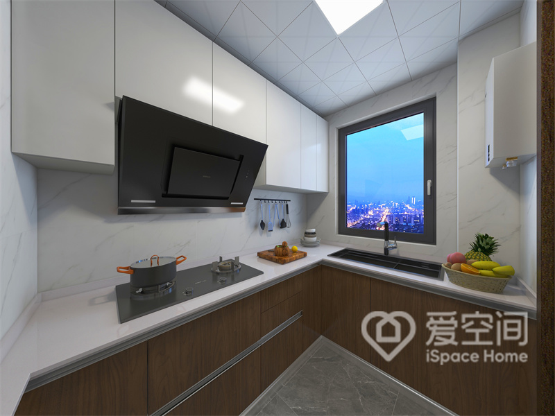 厨房空间方正，L型的橱柜布局非常合理，白色与木色柜面搭配，营造出稳定协调的烹饪环境。