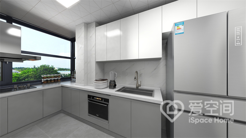 白色吊柜搭配灰色地柜使厨房空间更有层次，冰箱以嵌入式的方式展现，保持了厨房的简洁感。